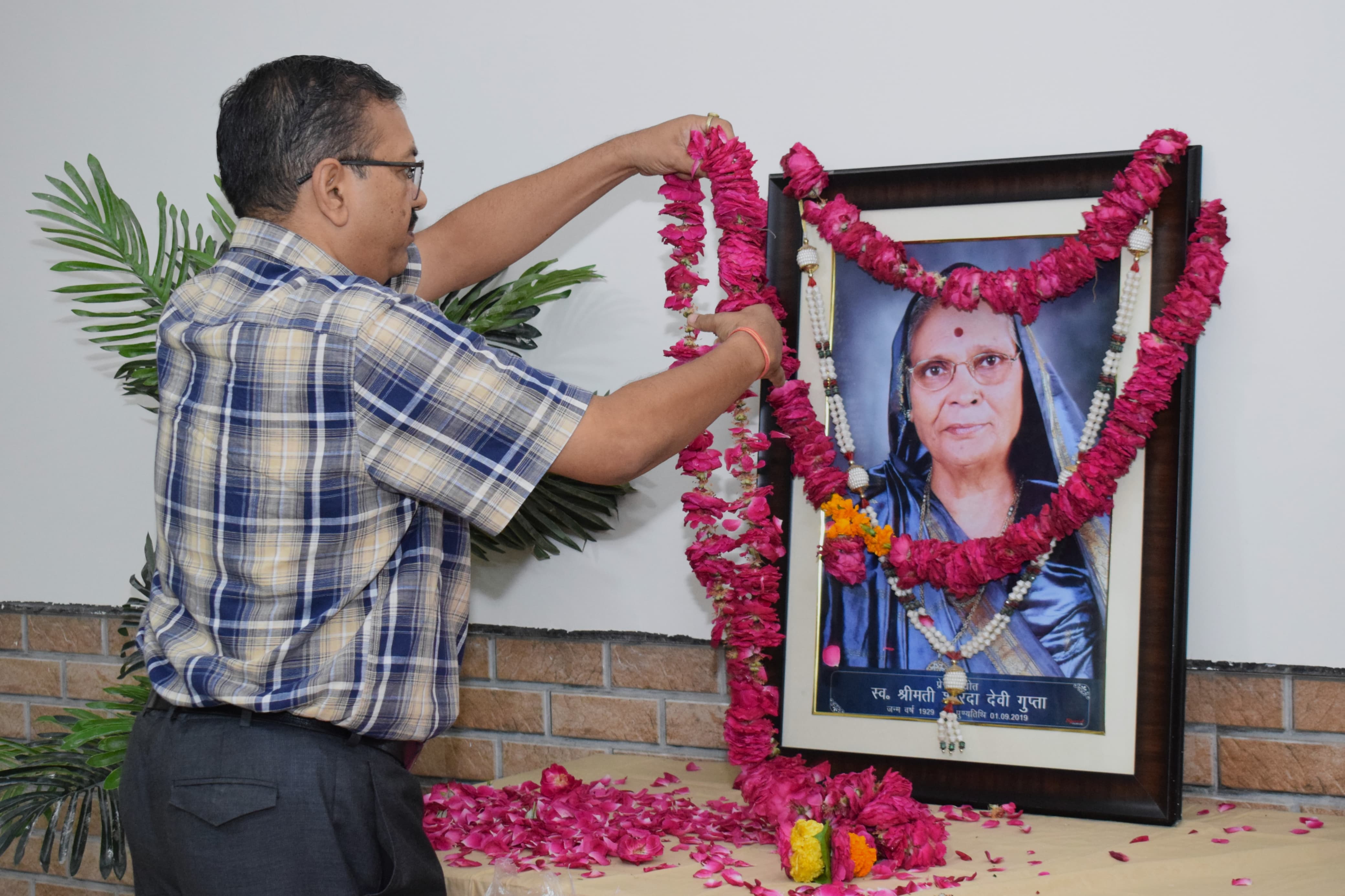 Tribute Ceremony to Honour the Fifth Punyatithi of the Esteemed Founder Lt Shrimati Sharda Devi Gupta Ji - Sharda University Agra